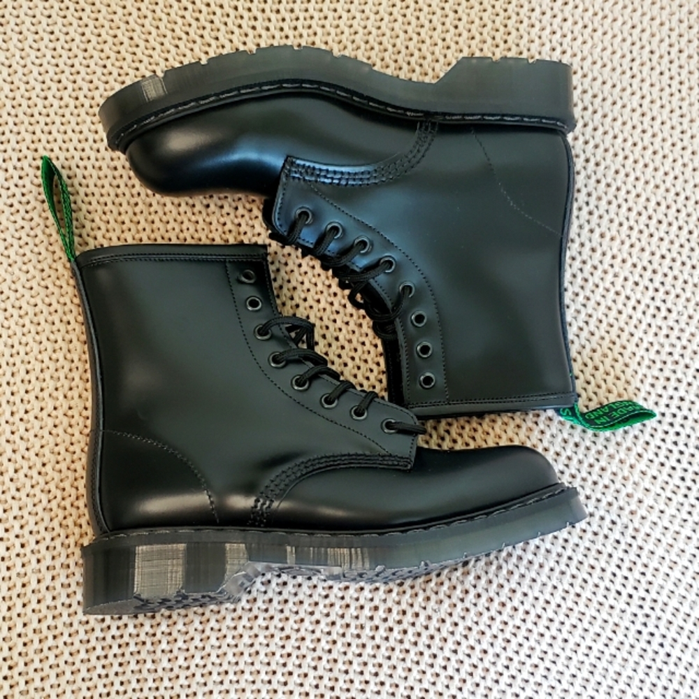 NIB Solovair Black Hi-Shine 8 Eye Derby Boot